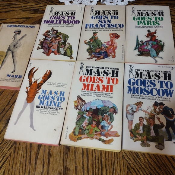 Seven "M*A*S*H" TV Show Books by Richard Hooker & William Butterworth Pre-owned - Picture 1 of 13